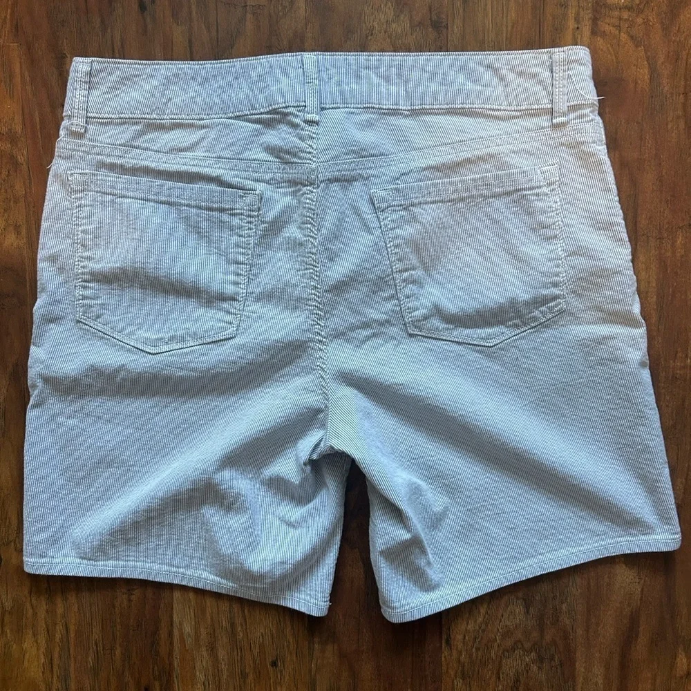 Women’s Mid-Rise Shorts with Pockets Size 10 Perfect For Summer